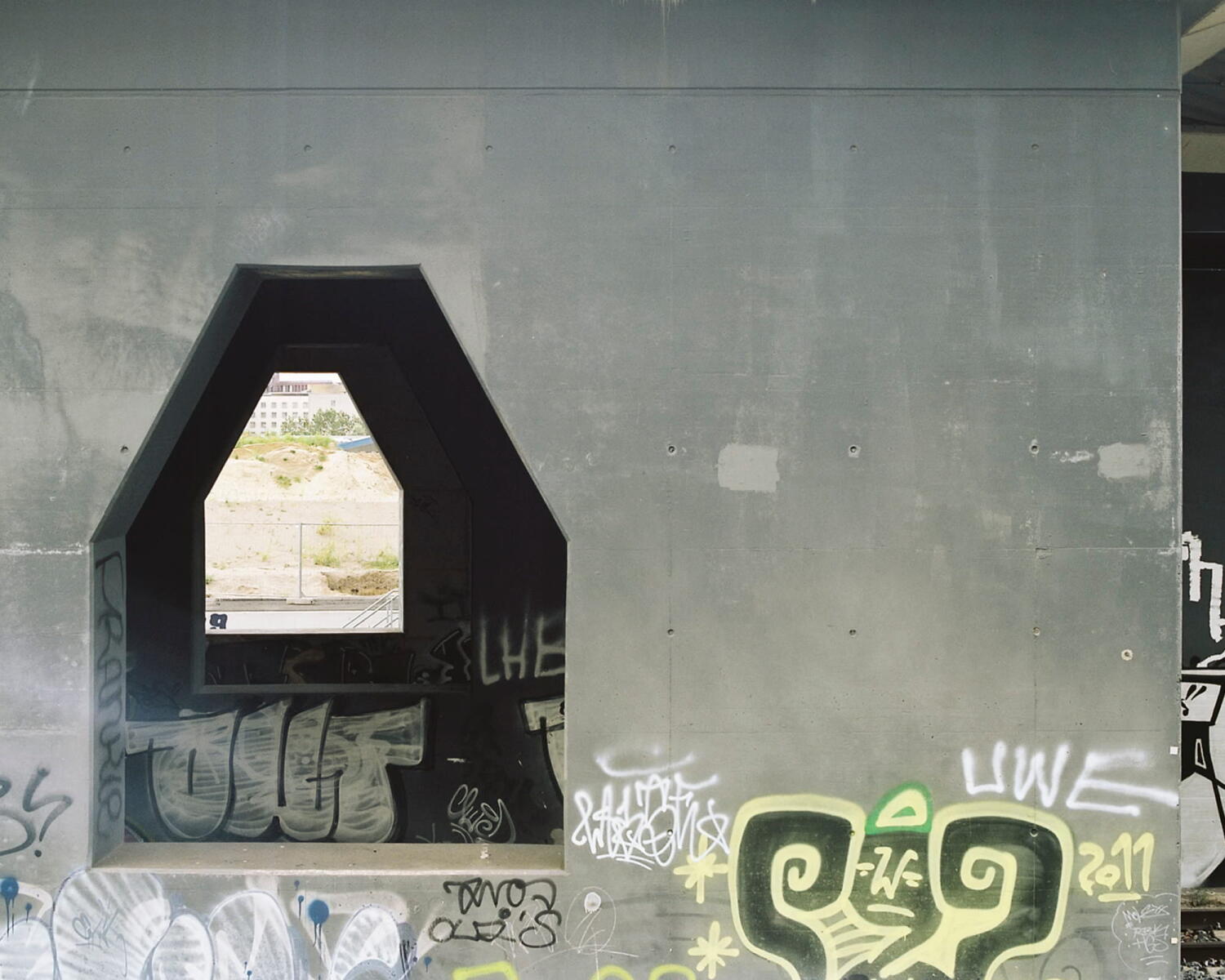 Brückenkonstruktion auf einer Baustelle.