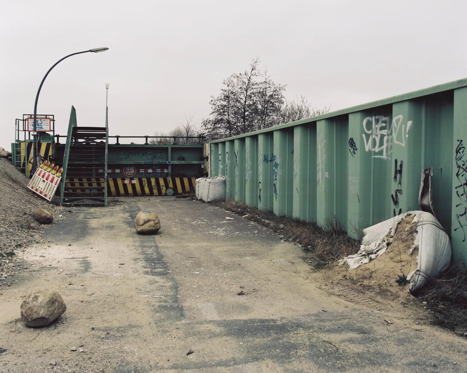 Sandsackwall einer Baustelle.