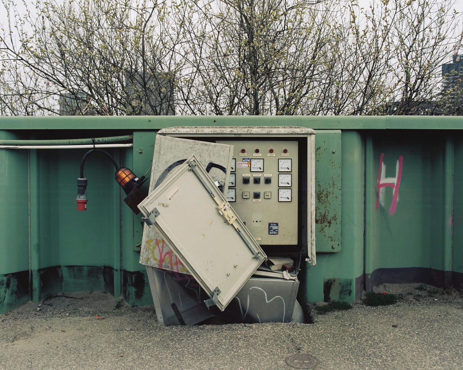 Defekte Schalttafel auf einer Baustelle.