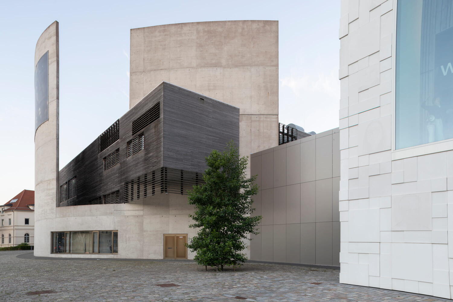 Seitenansicht der Holz- und Betonkonstruktion des Deutsches Auswandererhauses von Andreas Heller Architekten in Bremerhaven. 