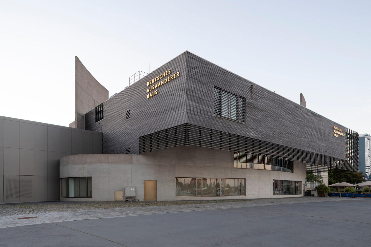 Seitliche Sicht der Holzkonstruktion des Deutschen Auswandererhauses von Andreas Heller Architekten in Bremerhaven.