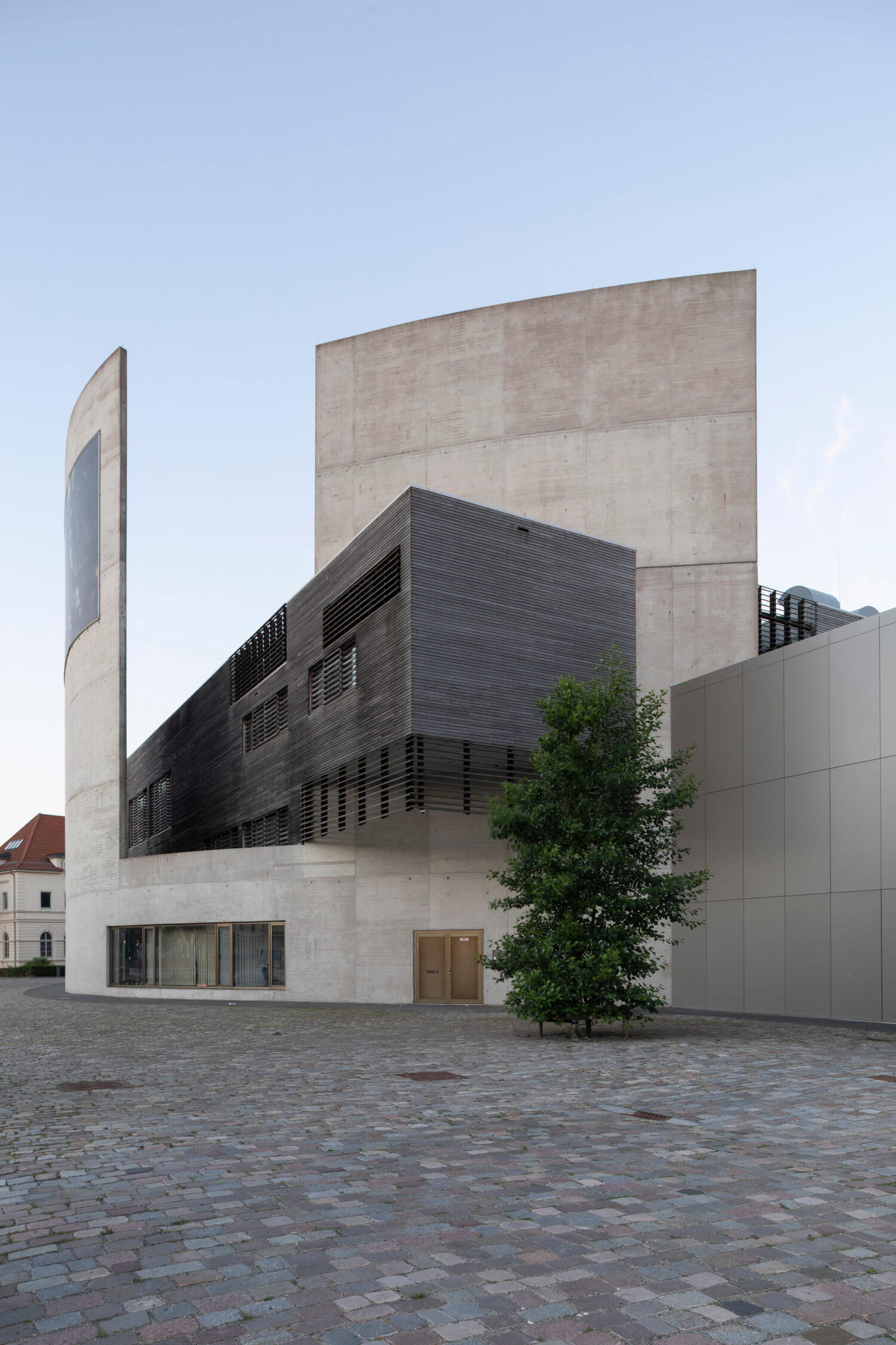 Seitenansicht der Holz- und Betonkonstruktion des Deutsches Auswandererhauses von Andreas Heller Architekten in Bremerhaven. 