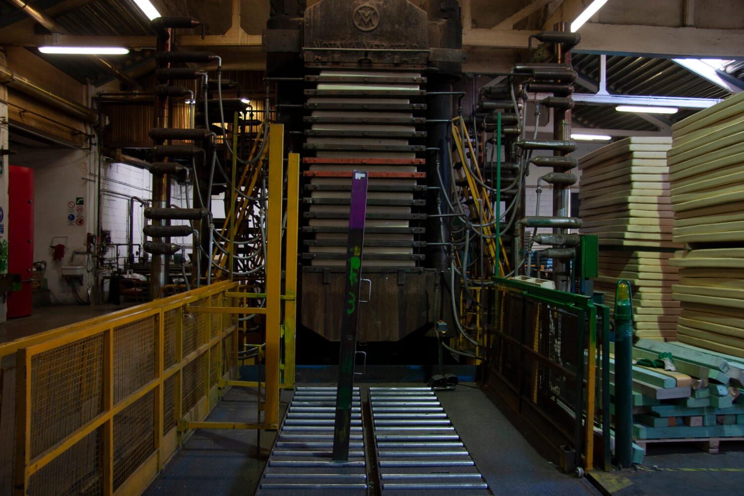 Presse in der Fabrik Diab, die sich auf Kernmaterialien für Verbundwerkstoffe (Sandwich-Technologie) für Branchen wie Marine, Windenergie und Luftfahrt spezialisiert hat.