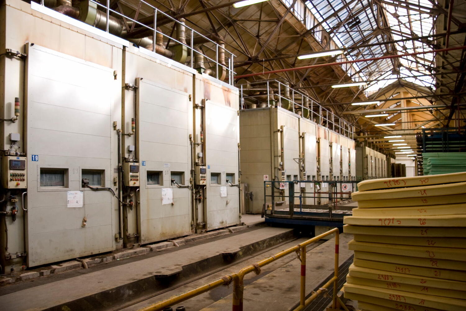 Verbrennungsöfen in der Fabrik Diab, die sich auf Kernmaterialien für Verbundwerkstoffe (Sandwich-Technologie) für Branchen wie Marine, Windenergie und Luftfahrt spezialisiert hat.