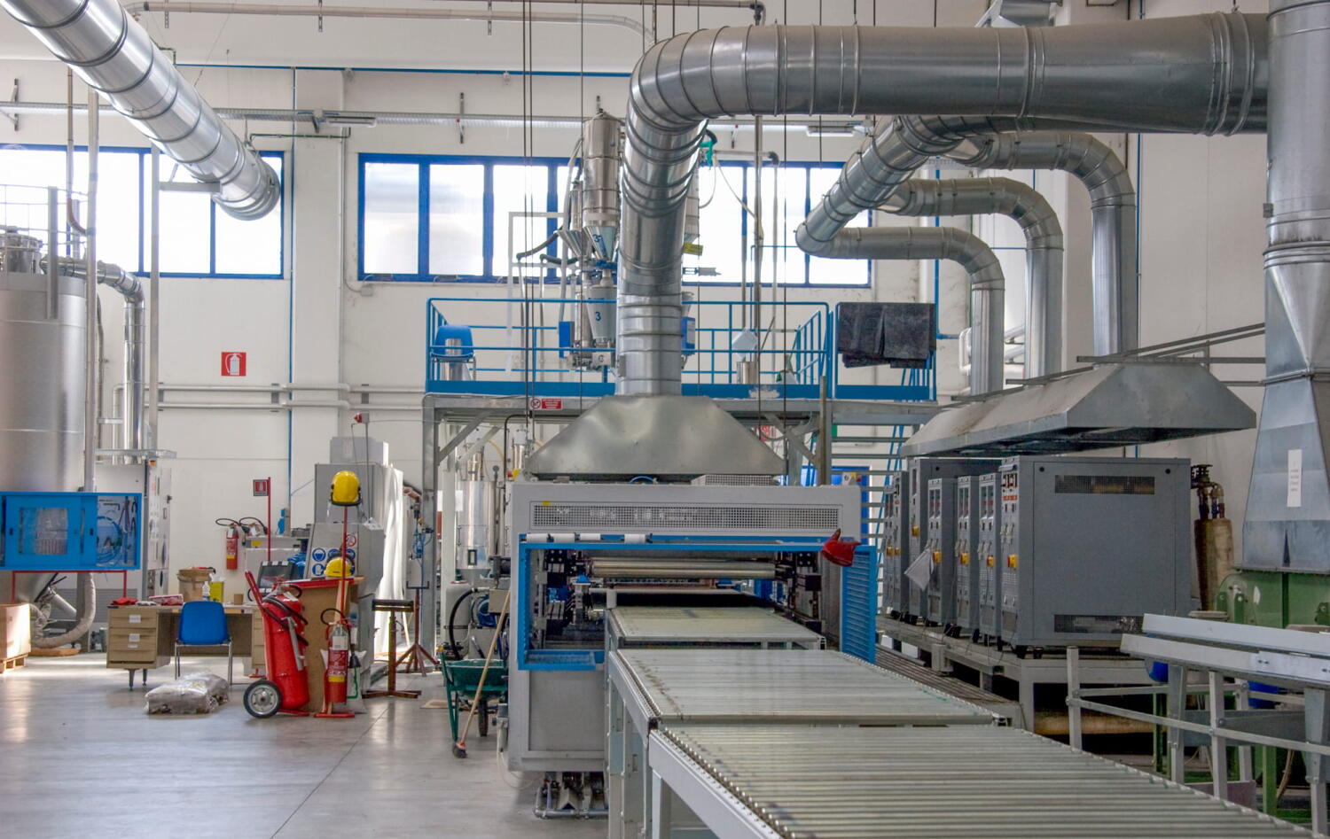 Maschinen in der Fabrik Diab, die sich auf Kernmaterialien für Verbundwerkstoffe (Sandwich-Technologie) für Branchen wie Marine, Windenergie und Luftfahrt spezialisiert hat.