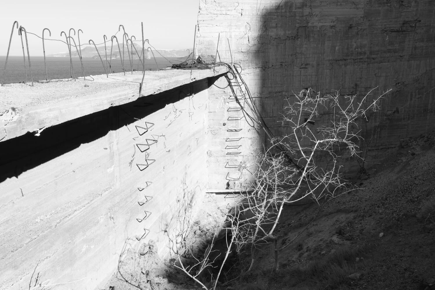 Treppe mit dem Schatten einer Pflanze. Fragmente einer Porzellanmine, die auf einer Insel im Mittelmeer in der Zeit stehen geblieben ist.