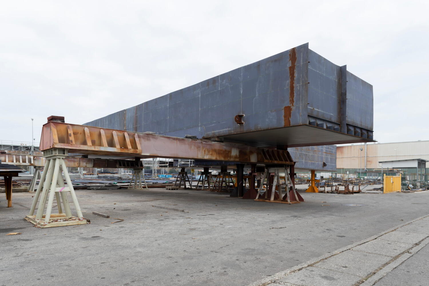 Metallbauteil in der Fincantieri-Werft in Monfalcone, Italien.