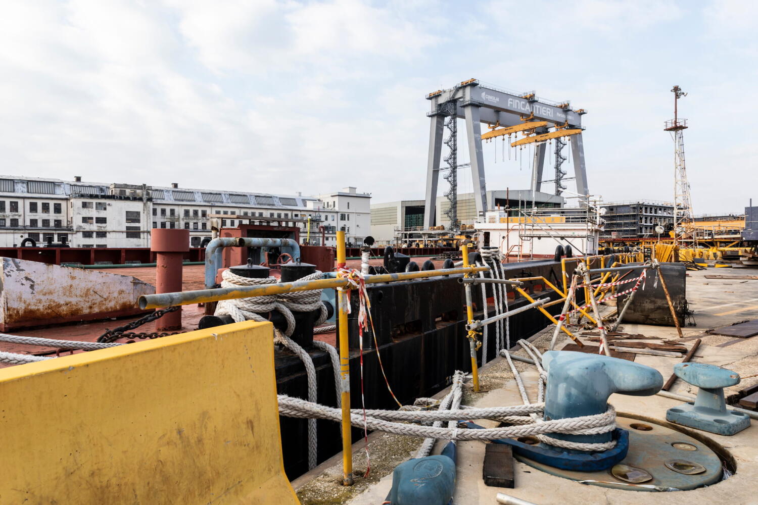 Fincantieri-Werft in Monfalcone, Italien, transportiert.