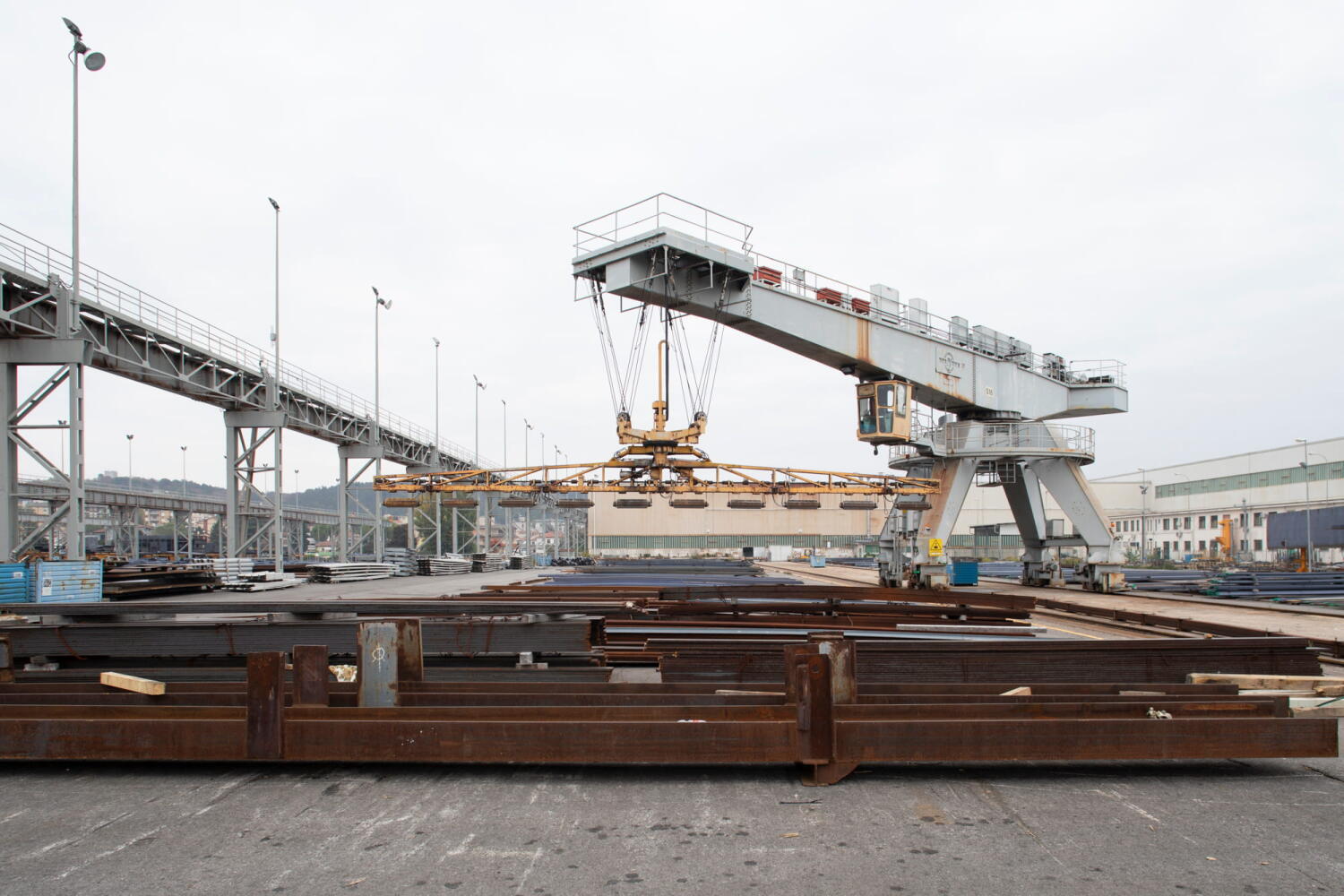 Brückenkran, der Metallbauteile auf der Fincantieri-Werft in Monfalcone, Italien, transportiert.