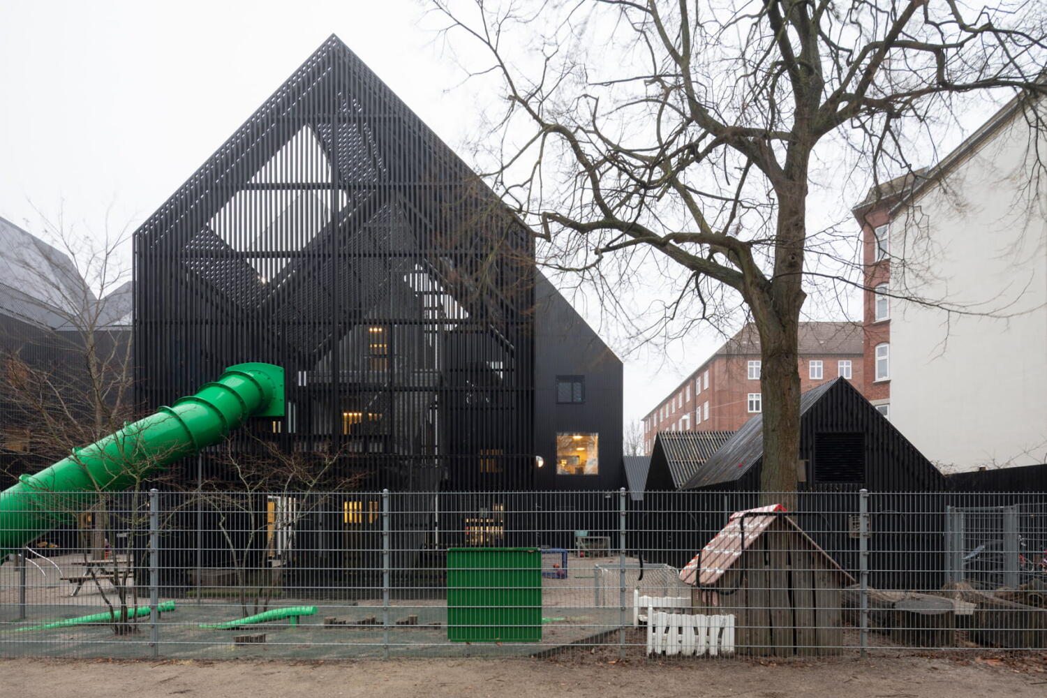 Grüne Rutsche des Frederiksvej Kindergartens von Cobe Architekten in Kopenhagen.