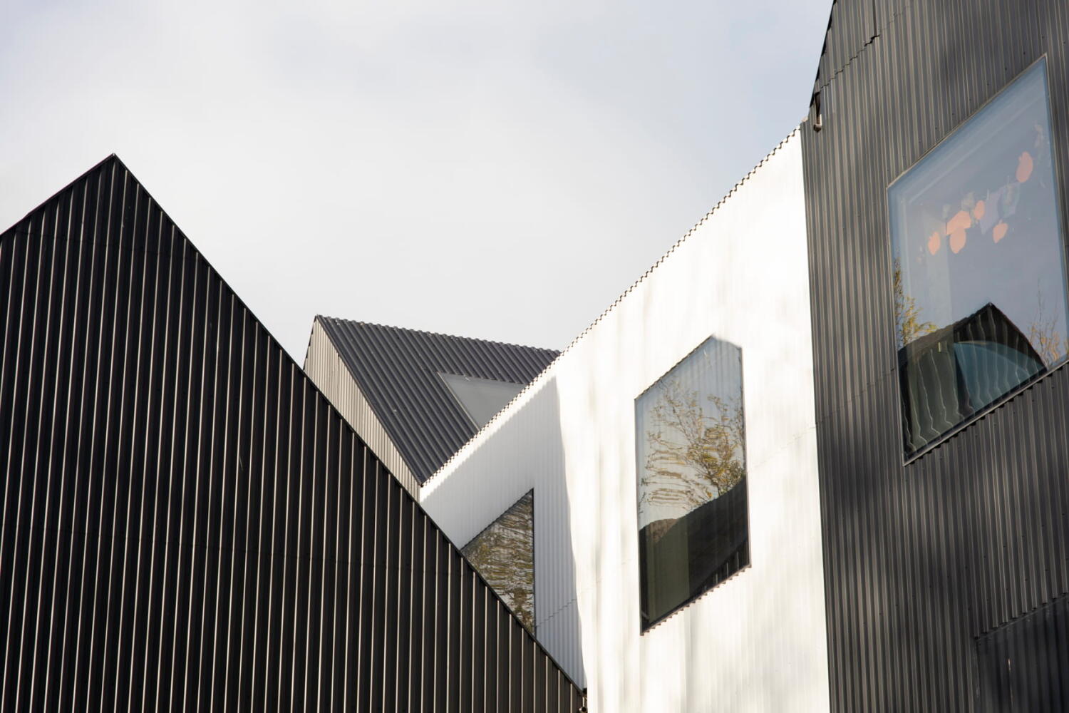 Detail der Fassade des Schwarz-Weiß-Volumen von dem Frederiksvej Kindergarten von Cobe Architekten in Kopenhagen.