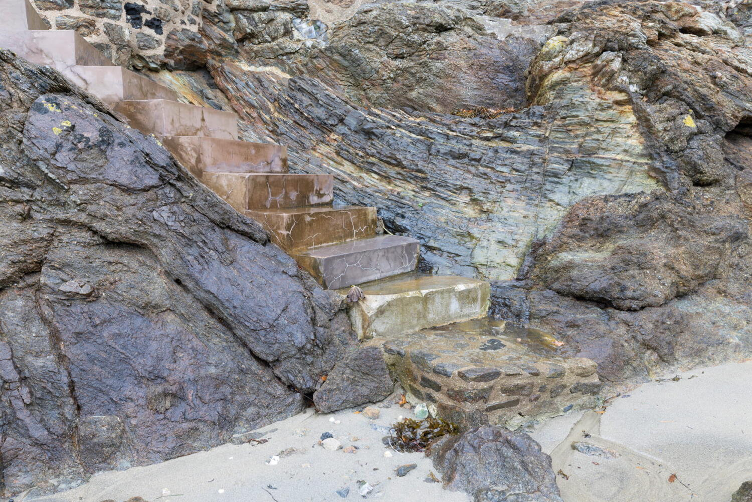 Treppe zum Meer an der Gezeitenlinie.