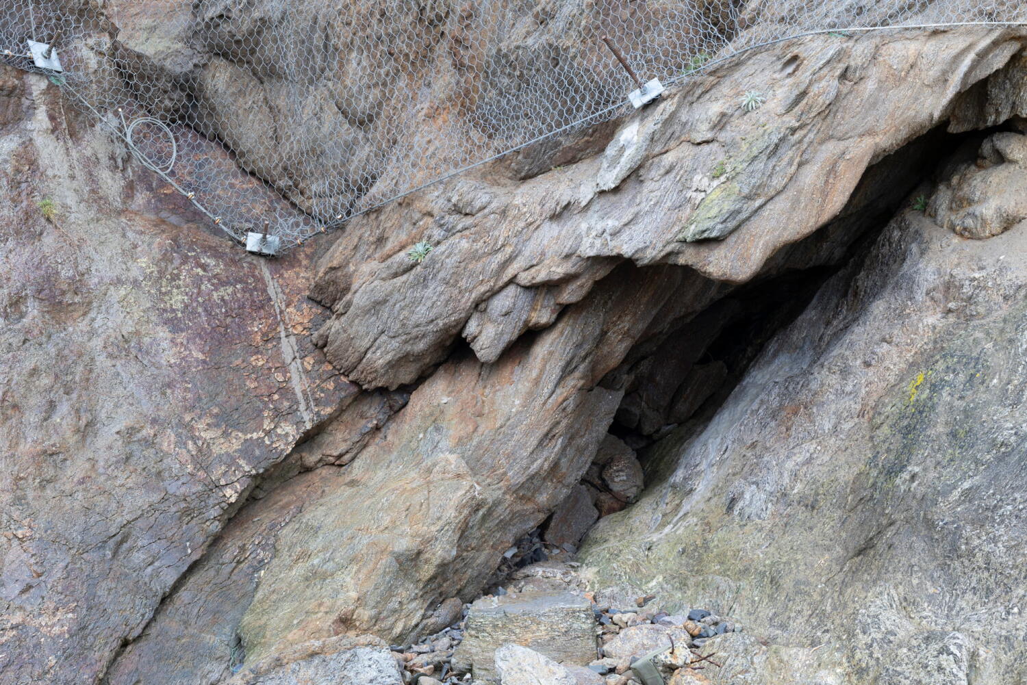 Metallnetz zur Sicherung der Felsenküste.