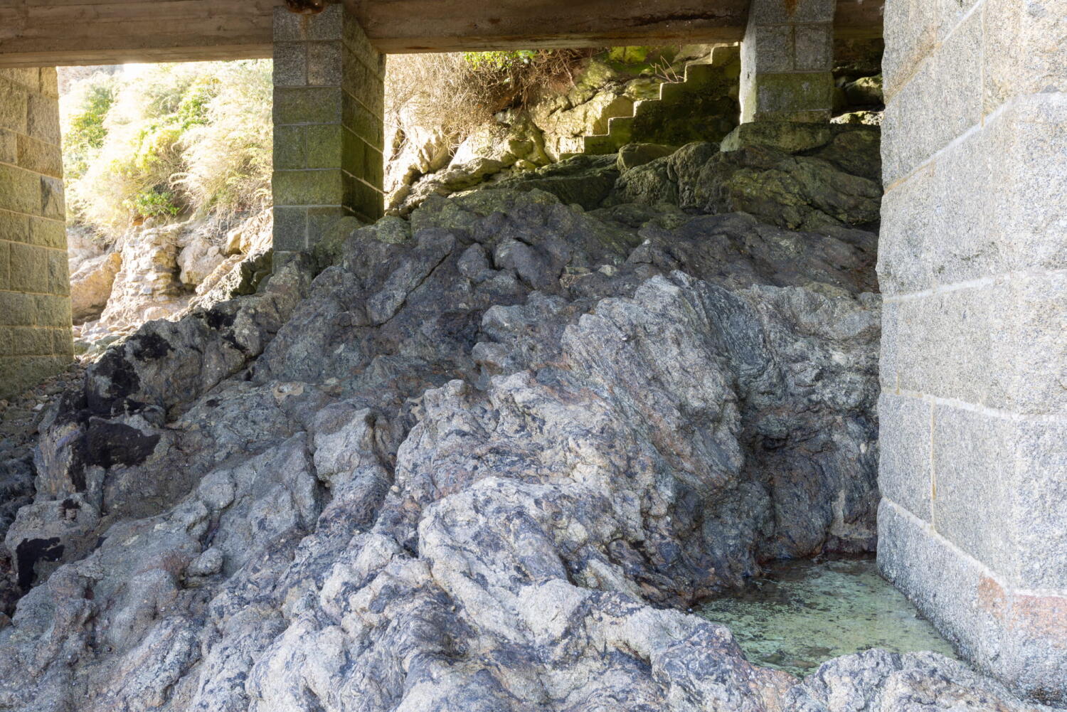 Felsiger Bereich im Gezeitenbereich unter einer Rettungsanlage.