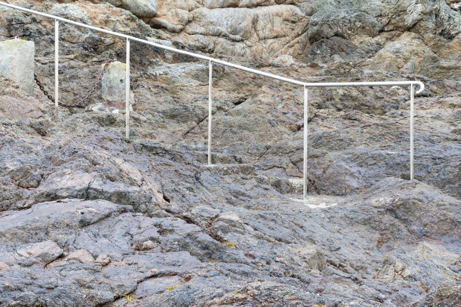 Treppe zum Meer an der Gezeitenlinie.