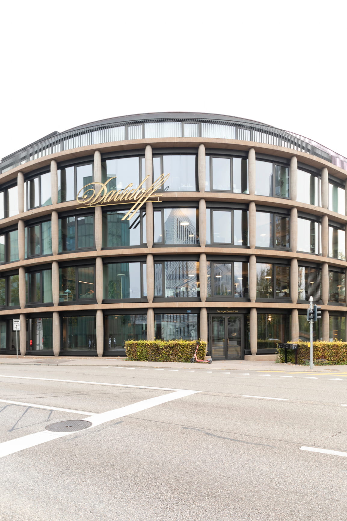 Die äussere Struktur des Volumens beruht auf dem repetitiven Motiv der tragenden Stütze aus lasiertem Stahlbeton. Maison Davidoff von Diener & Diener in Basel.