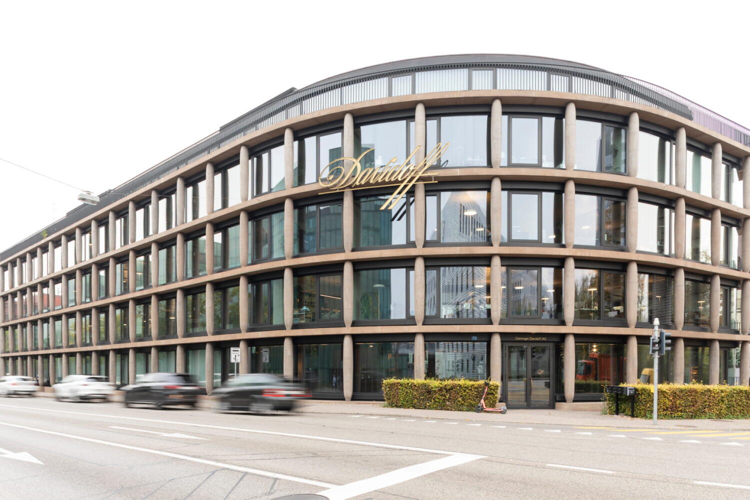 Die äussere Struktur des Volumens beruht auf dem repetitiven Motiv der tragenden Stütze aus lasiertem Stahlbeton. Maison Davidoff von Diener & Diener in Basel.