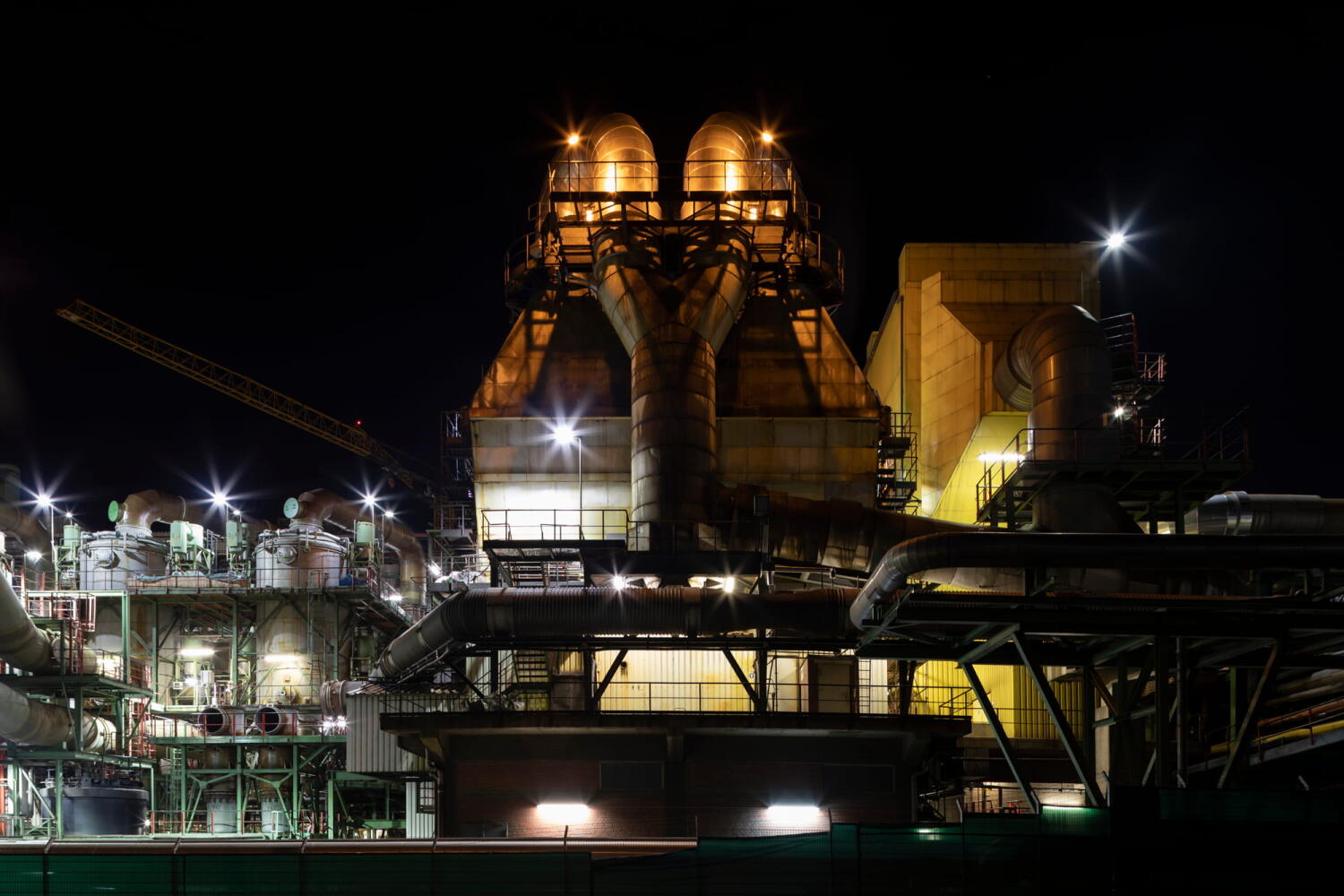 Stahlstruktur von der Serie "Night Beasts". Während der Nacht verwandeln sich diese Industrieanlagen in fantastische Kreaturen, die ein Bestiarium bilden.