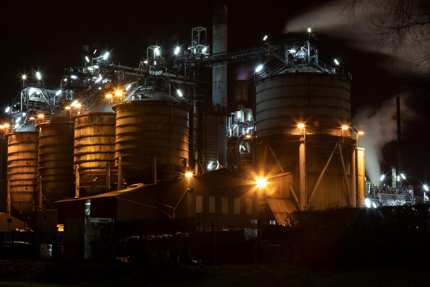 Silos von einer Fabrik von der Serie "Night Beasts". Während der Nacht verwandeln sich diese Industrieanlagen in fantastische Kreaturen, die ein Bestiarium bilden.
