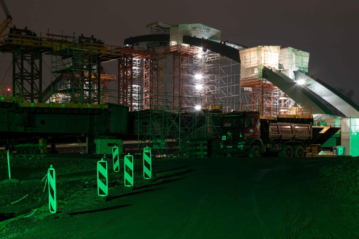 Struktur von einem Brücke von der Serie "Night Beasts". Während der Nacht verwandeln sich diese Industrieanlagen in fantastische Kreaturen, die ein Bestiarium bilden.