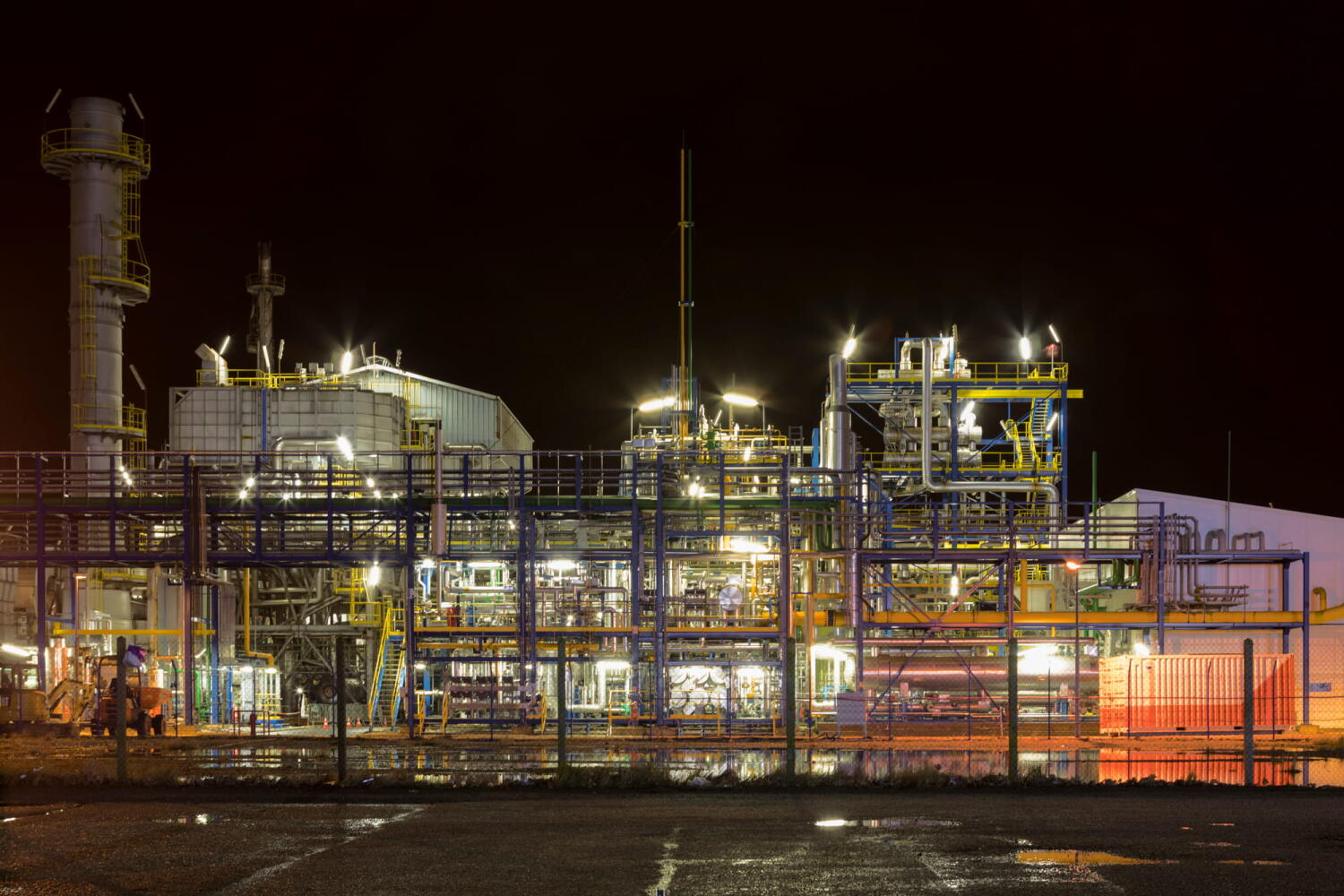 Rohrkonstruktion einer Fabrikfassade von der Serie "Night Beasts". Während der Nacht verwandeln sich diese Industrieanlagen in fantastische Kreaturen, die ein Bestiarium bilden.