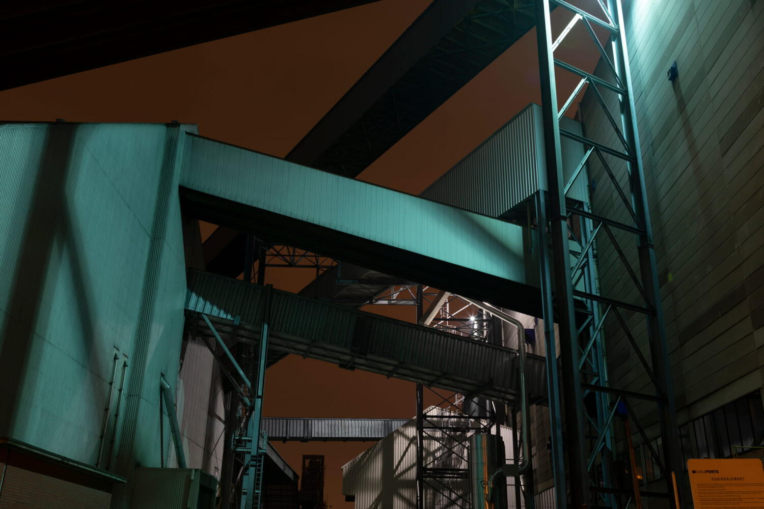 Diagonale Struktur von der Serie "Night Beasts". Während der Nacht verwandeln sich diese Industrieanlagen in fantastische Kreaturen, die ein Bestiarium bilden.