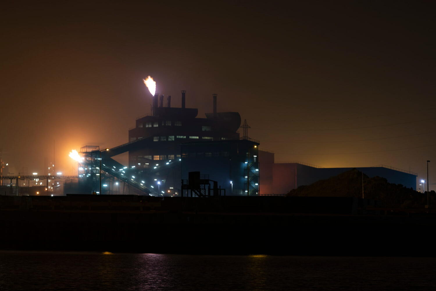 Petrochemische Anlage von der Serie "Night Beasts". Während der Nacht verwandeln sich diese Industrieanlagen in fantastische Kreaturen, die ein Bestiarium bilde