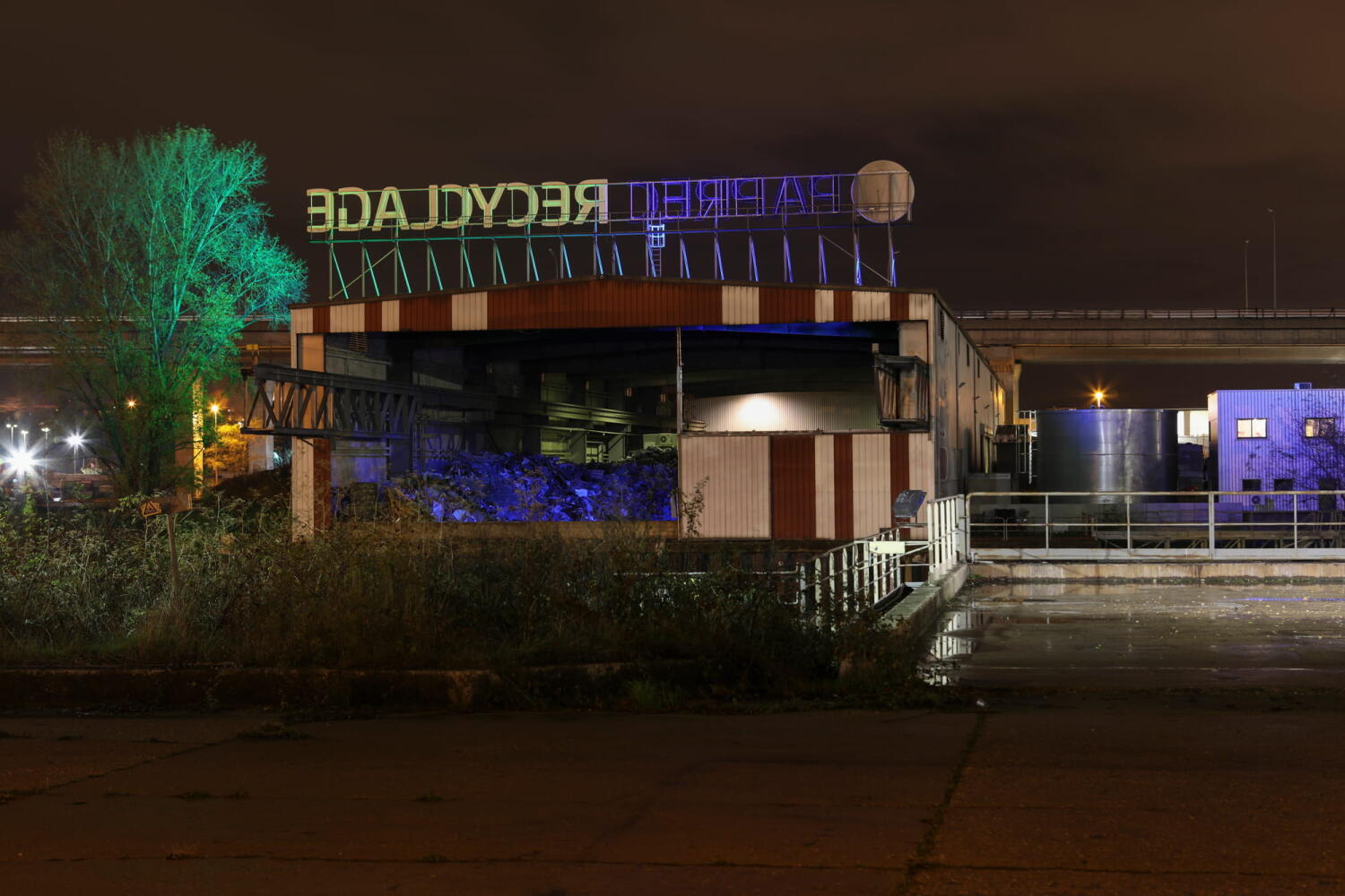 Recyclingzentrum von der Serie "Night Beasts". Während der Nacht verwandeln sich diese Industrieanlagen in fantastische Kreaturen, die ein Bestiarium bilden.