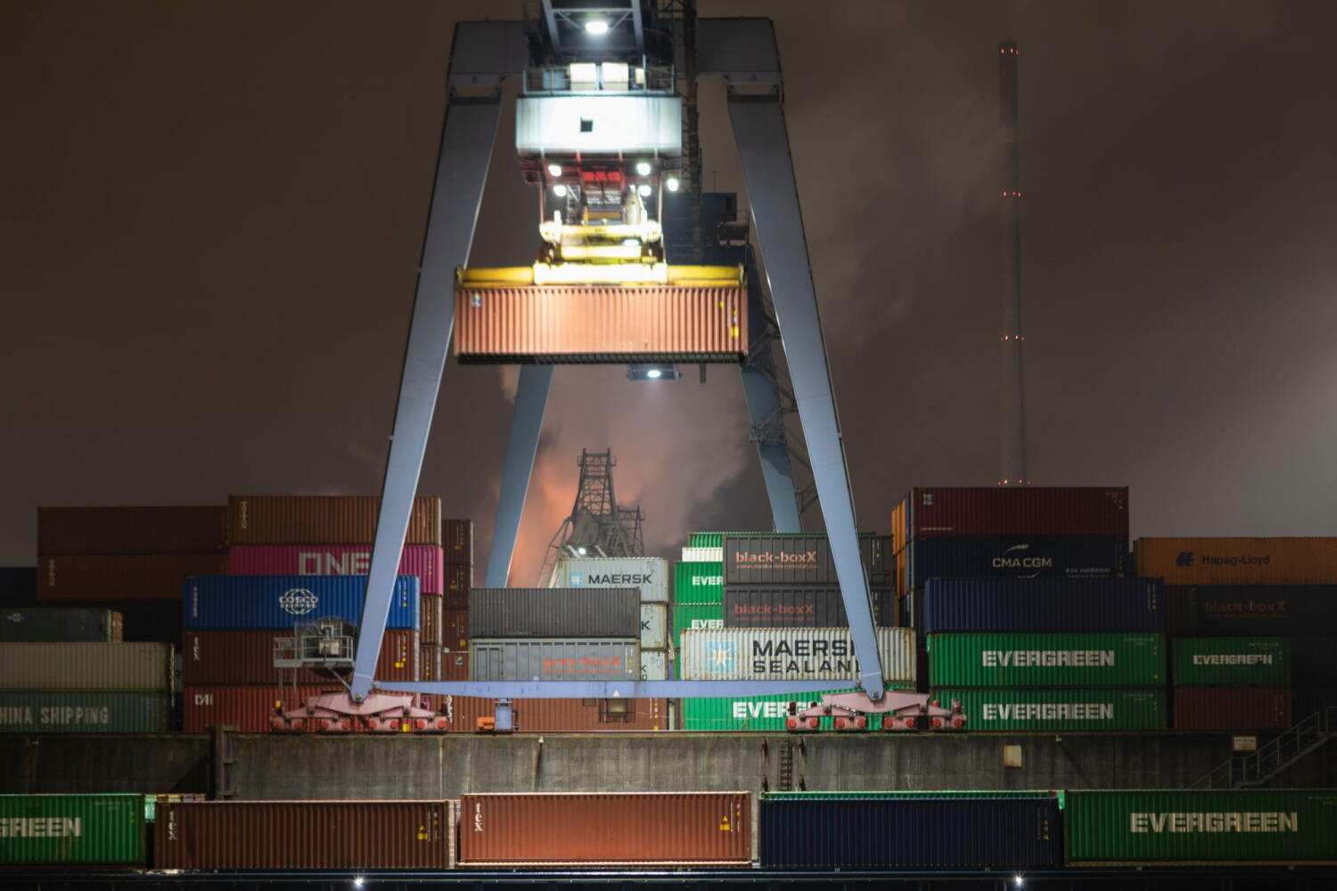 Kran, der Container bewegt, von der Serie "Night Beasts". Während der Nacht verwandeln sich diese Industrieanlagen in fantastische Kreaturen, die ein Bestiarium bilden.