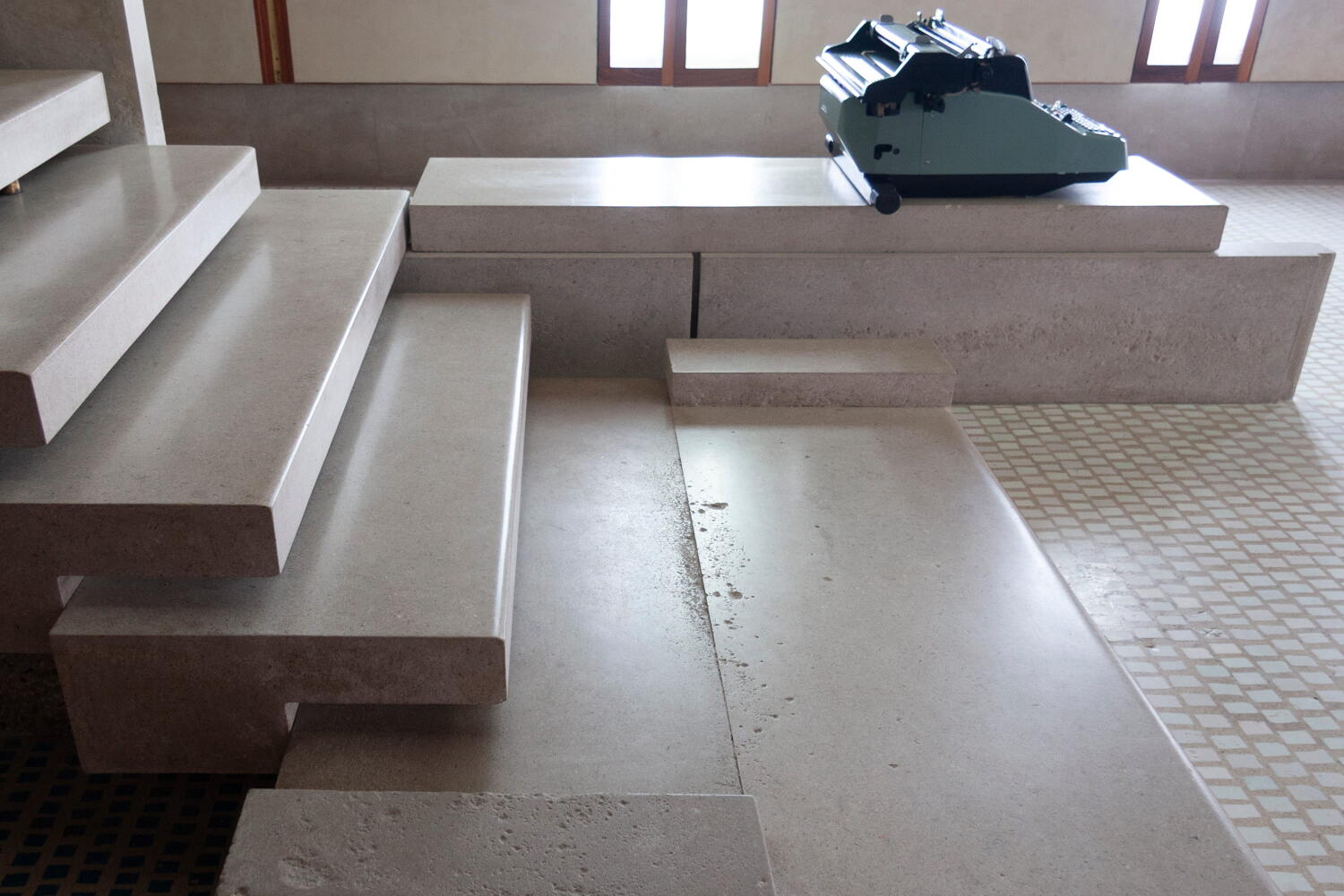 Hängende Treppe des Olivetti Showrooms von Architekt Carlo Scarpa in Venedig. 