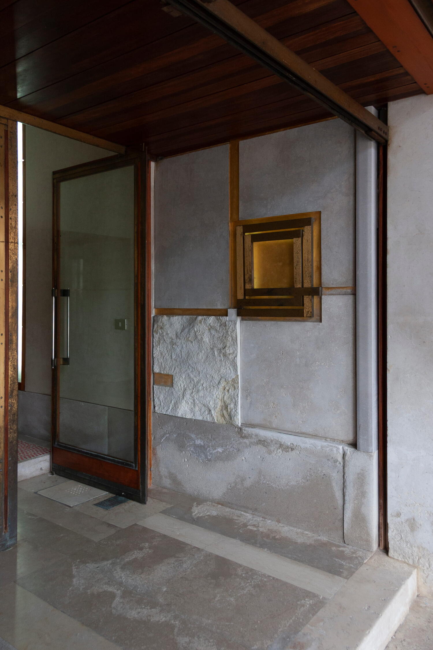 Eingang in aus Marmor und Messing des Olivetti-Showrooms von Architekt Carlo Scarpa in Venedig.