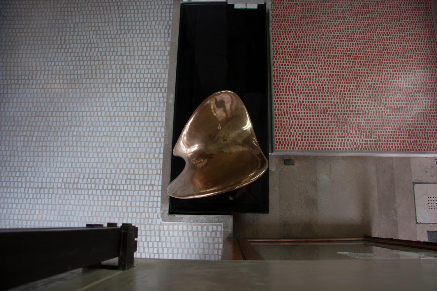 Blick von oben des Brunnens des Olivetti Showrooms von Architekt Carlo Scarpa in Venedig.