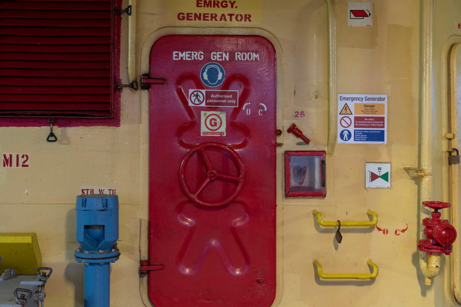 Rote Luke auf dem Red Cedar während der Reparaturarbeiten im Hamburger Hafen.