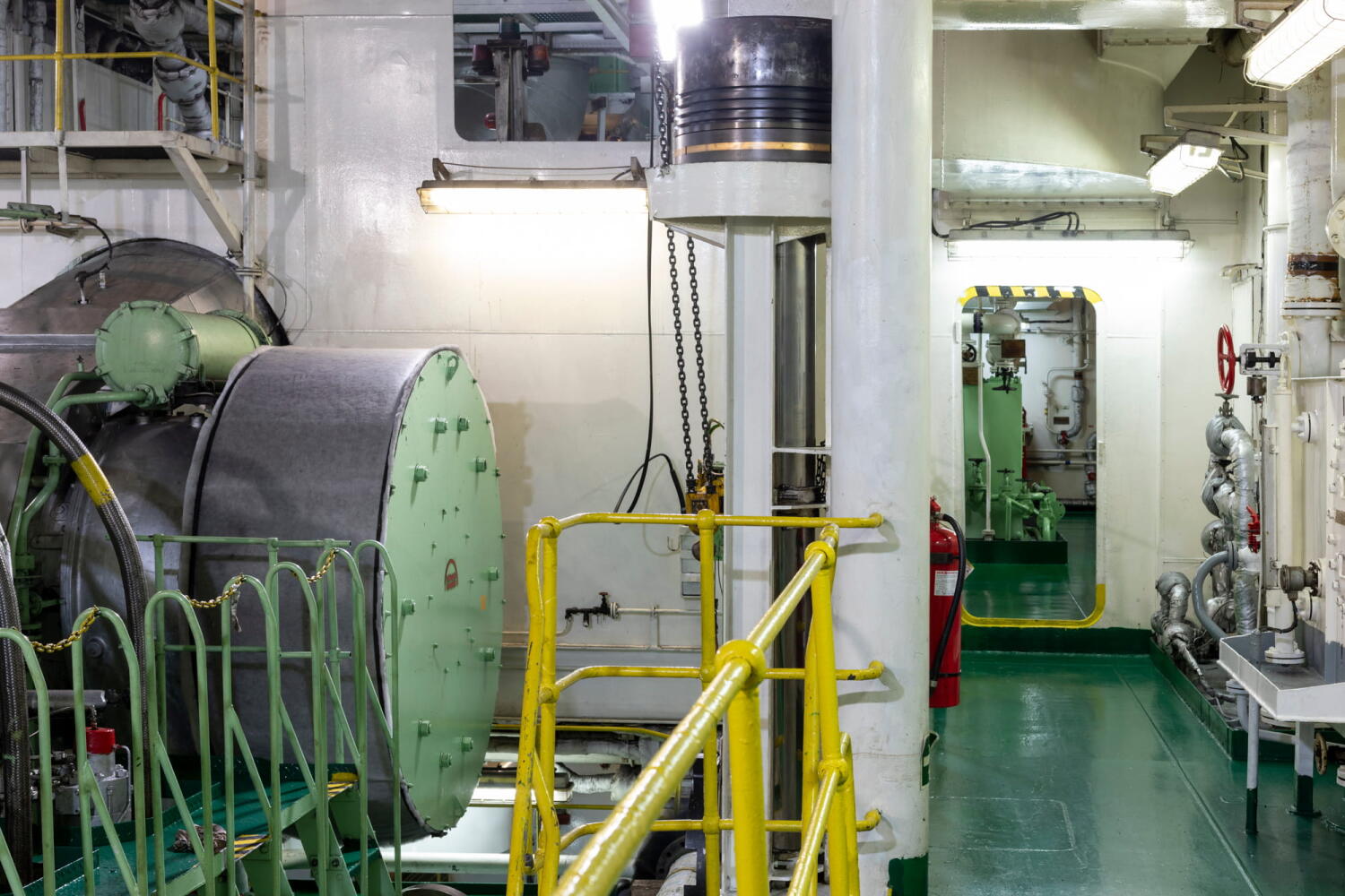 Maschhinenraum des Schiffes Red Cedar während der Reparaturarbeiten im Hamburger Hafen.