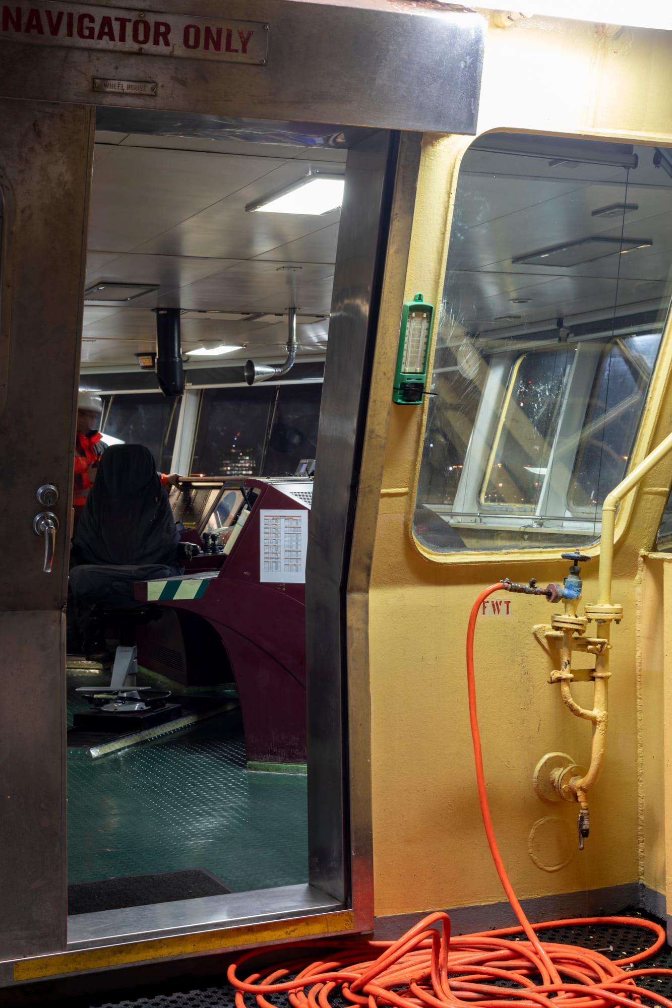 Brücke zur Steuerung des Schiffes Red Cedar während der Reparaturarbeiten im Hamburger Hafen.
