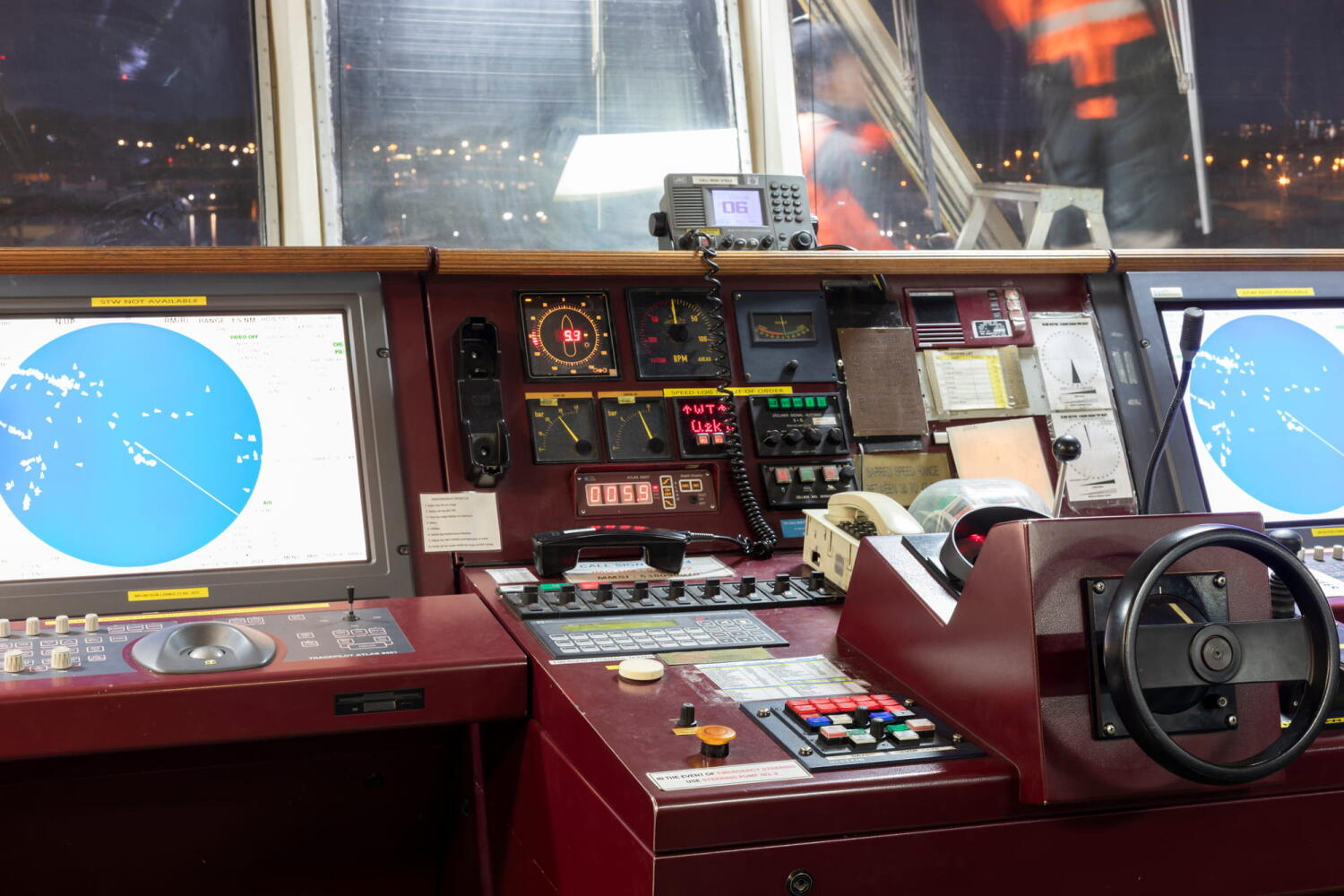 Brücke zur Steuerung des Schiffes Red Cedar während der Reparaturarbeiten im Hamburger Hafen.