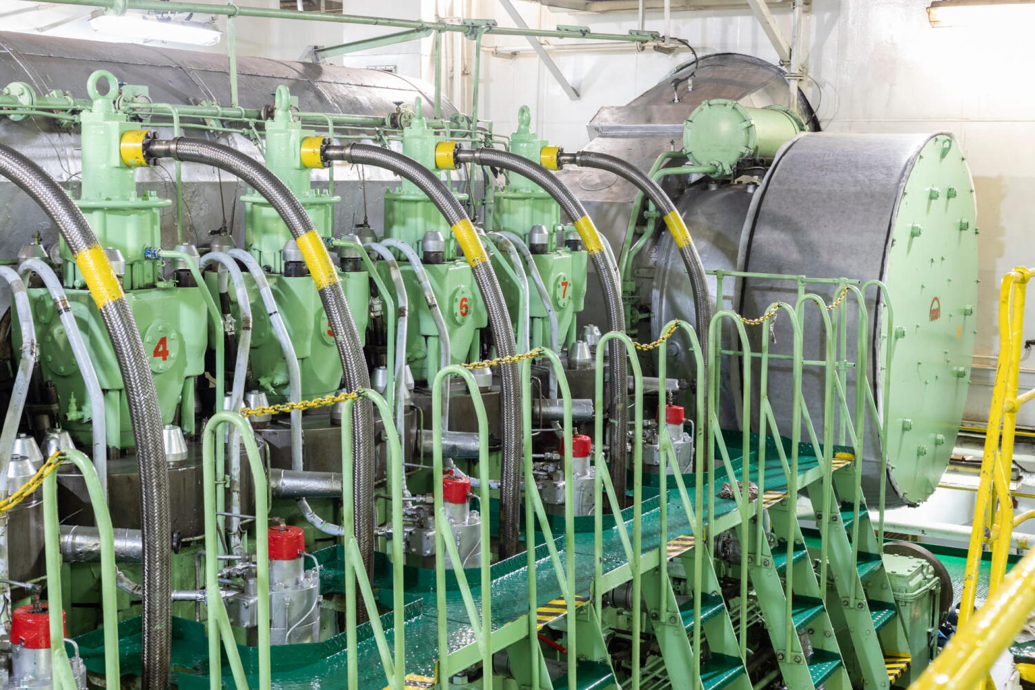 Kolben in Maschinenraum des Schiffes Red Cedar während der Reparaturarbeiten im Hamburger Hafen.