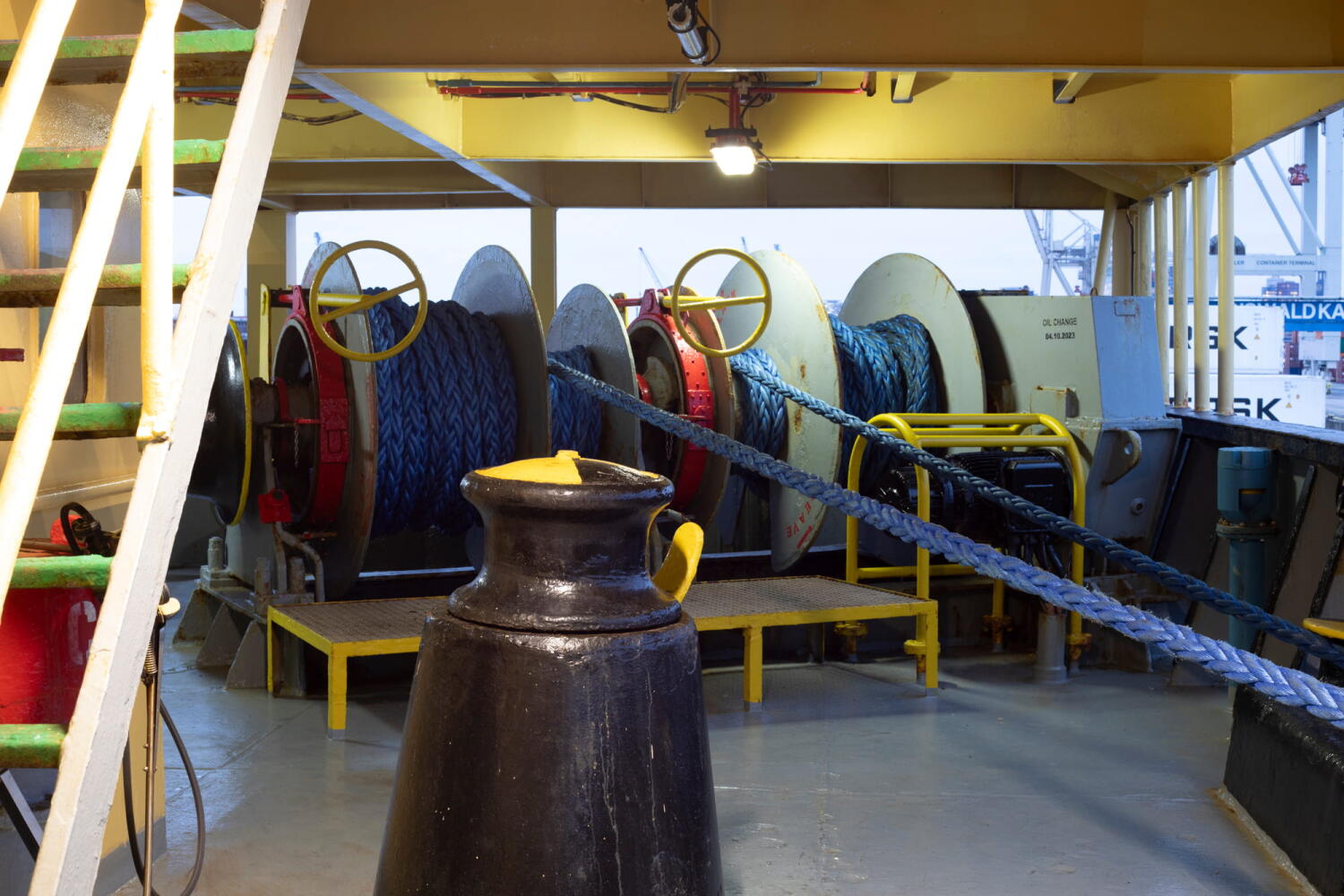Seile auf der Brücke des Schiffes Red Cedar während der Reparaturarbeiten im Hamburger Hafen.