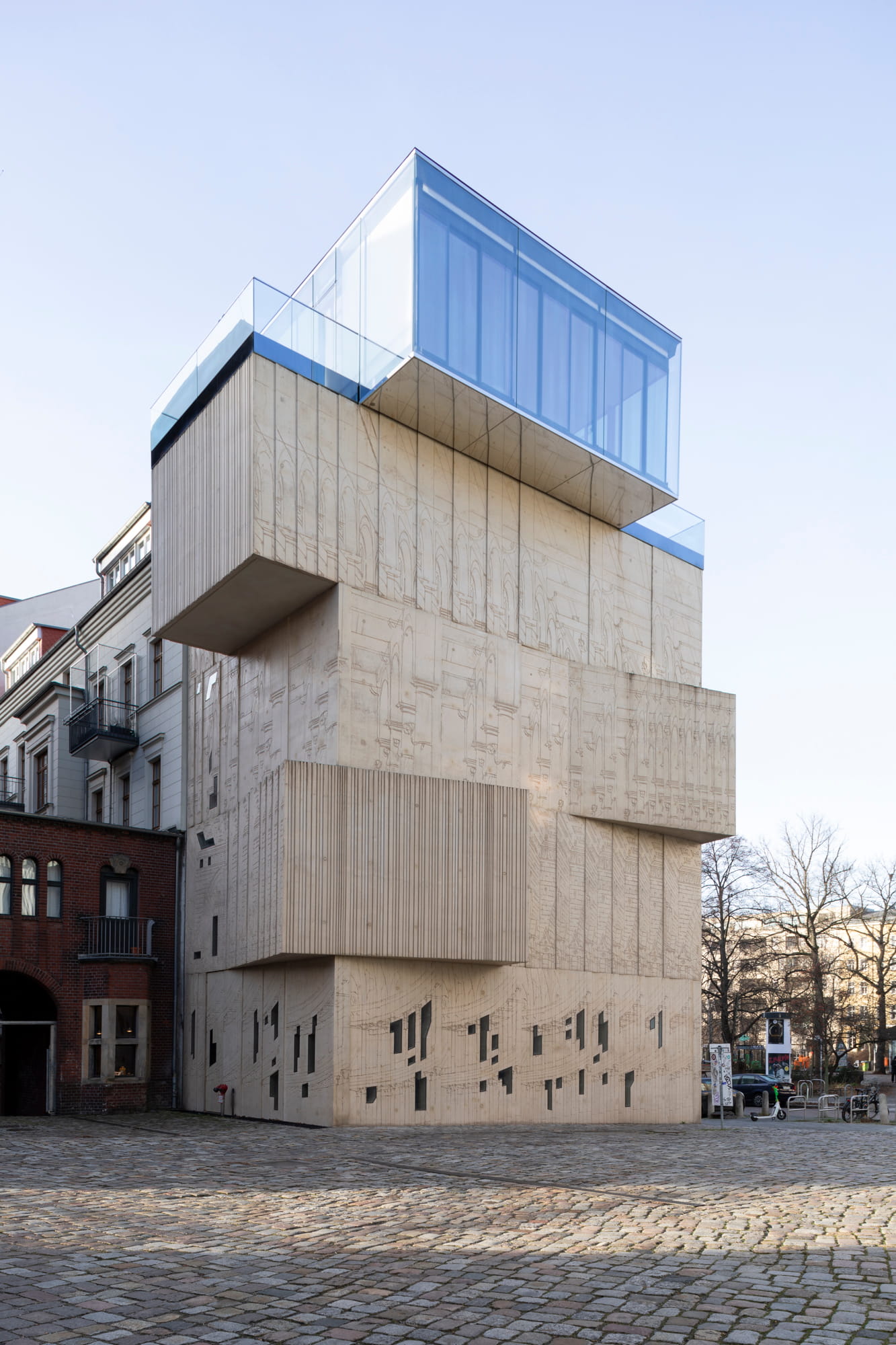 Tchoban Foundation-Museum für Architekturzeichnung. Gefärbter Beton und Glasstruktur von Tchoban Voss Architekten in Berlin.