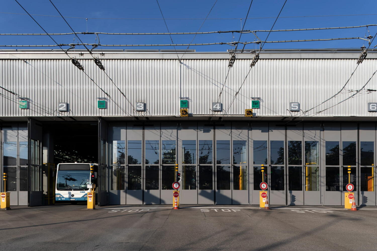 Ausgang der VBZ Busgarage von Ernst & Humbel Architekten in Zürich Hardau.
