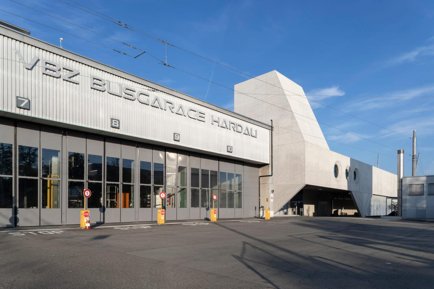 Seitliche Sicht des Ausgang und Turm der VBZ Busgarage von Ernst & Humbel Architekten in Zürich Hardau.