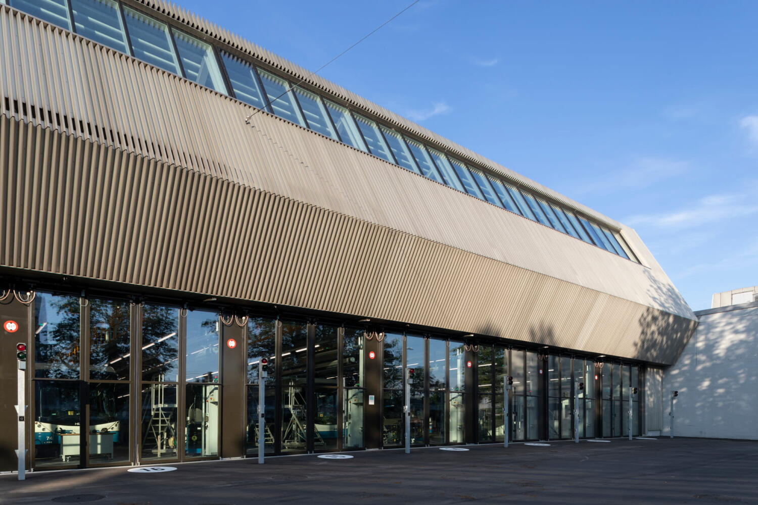 Ausgang der VBZ Busgarage von Ernst & Humbel Architekten in Zürich Hardau.