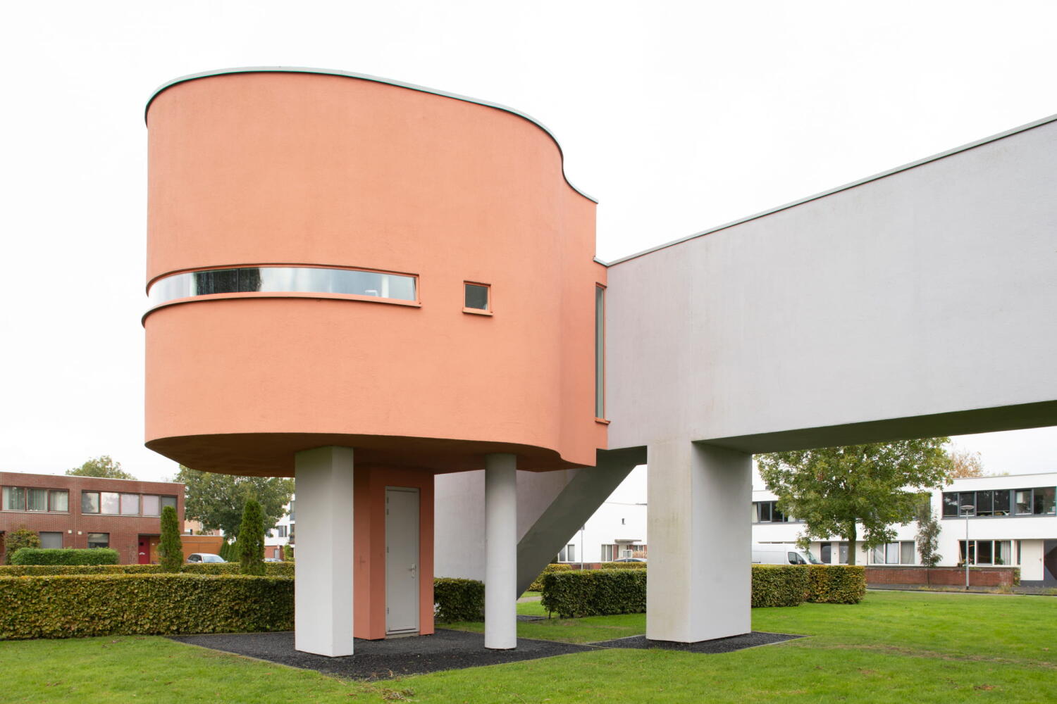  Seitliche Sicht des verspielten Volumens aus farbigem Stahlbeton des Wall House #2 von John Hejduk Architekt in Groningen, Holland. 
