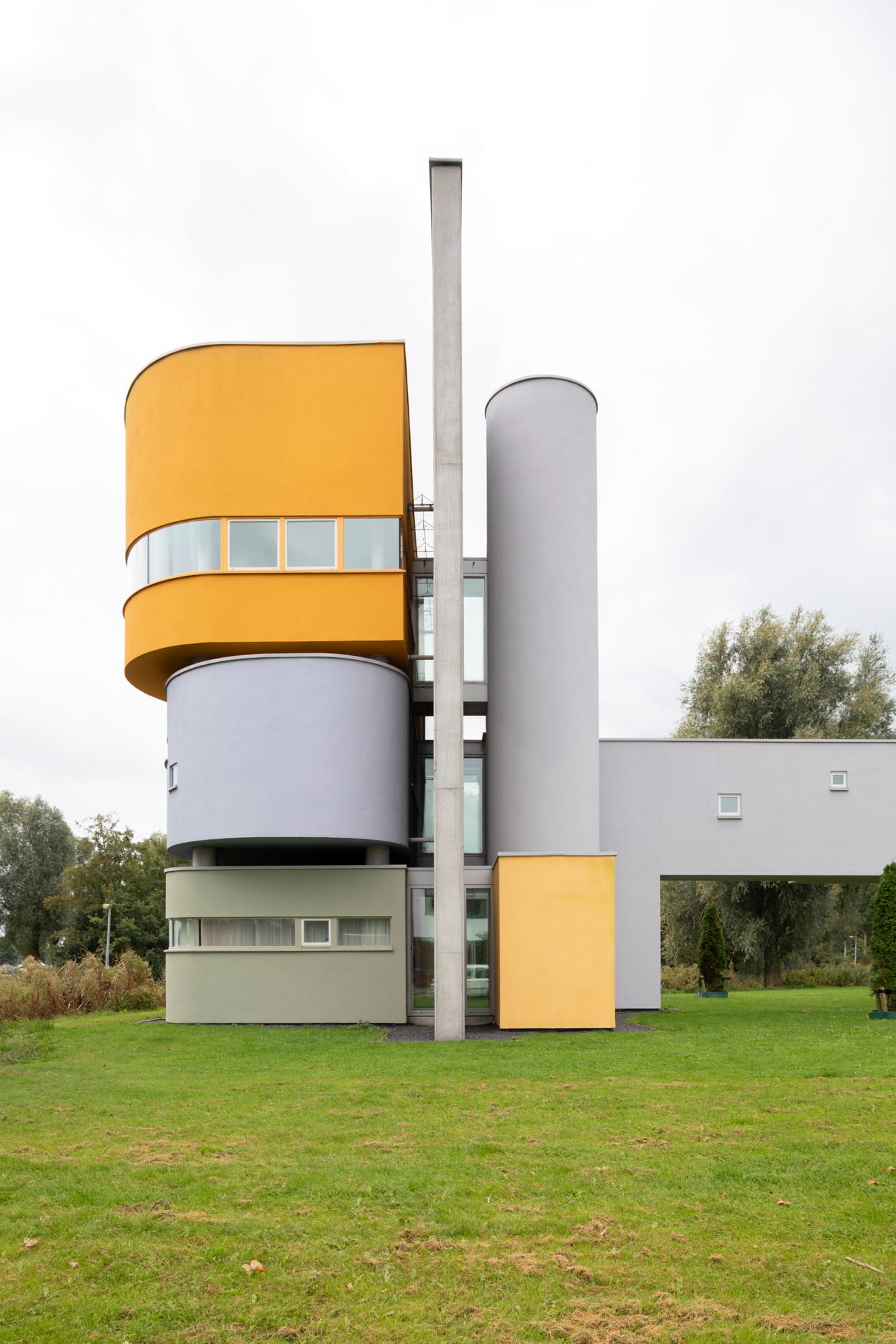 Seitliche Sicht des verspielten Volumens aus farbigem Stahlbeton des Wall House #2 von John Hejduk Architekt in Groningen, Holland. 