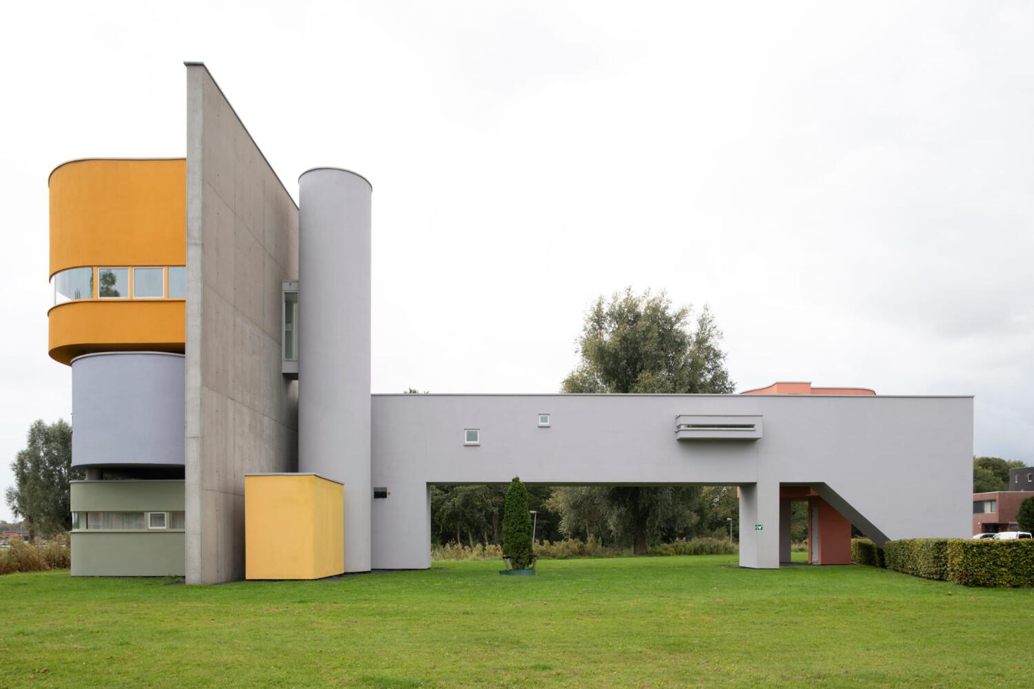 Verspielten Volumens aus farbigem Stahlbeton des Wall House #2 von John Hejduk Architekt in Groningen, Holland. 