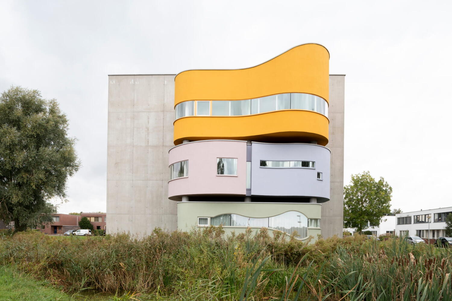 Fassade aus farbigem Stahlbeton des Wall House #2 von John Hejduk Architekt in Groningen, Holland. 