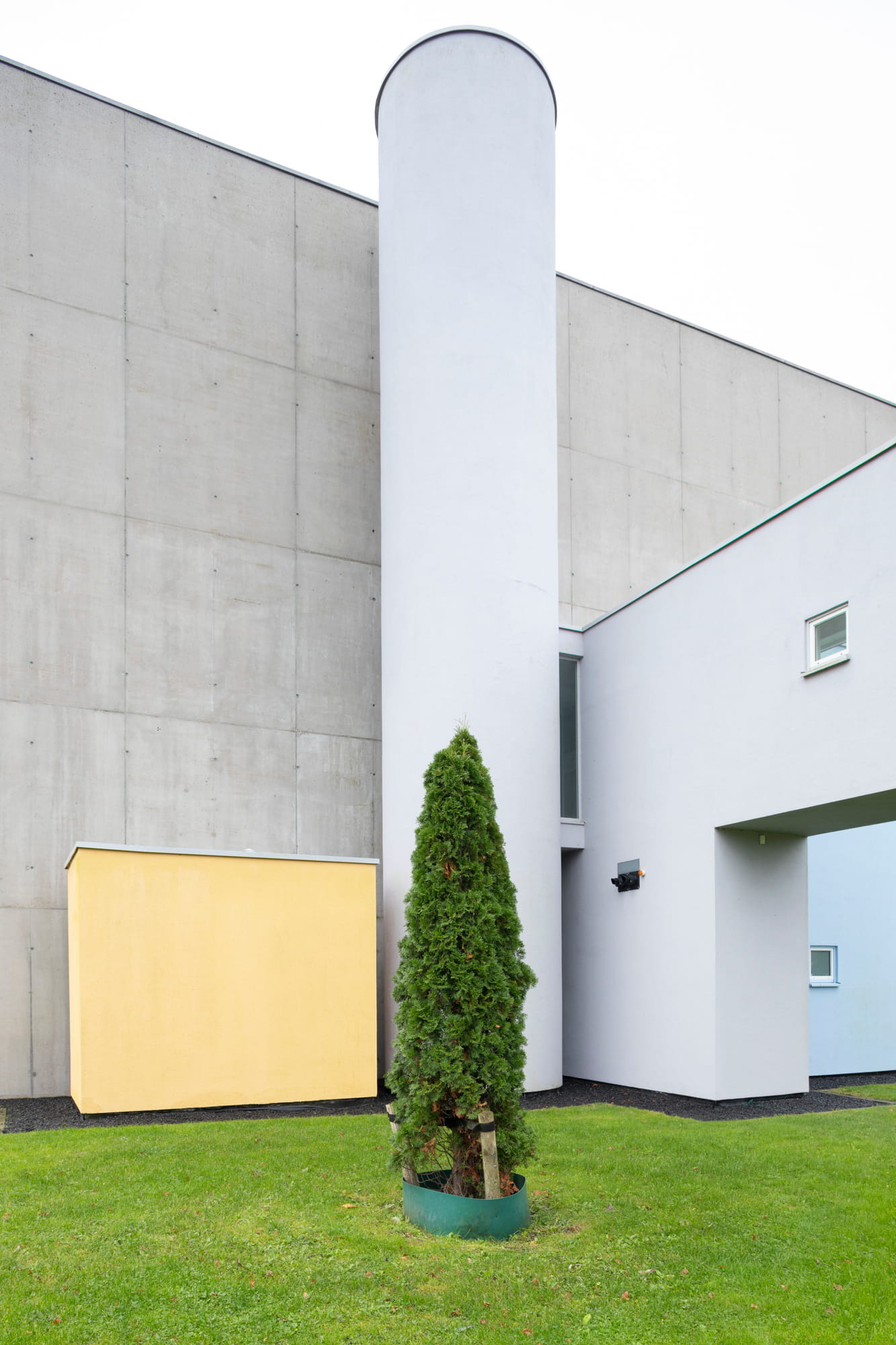 Seitliche Sicht des verspielten Volumens aus farbigem Stahlbeton des Wall House #2 von John Hejduk Architekt in Groningen, Holland. 