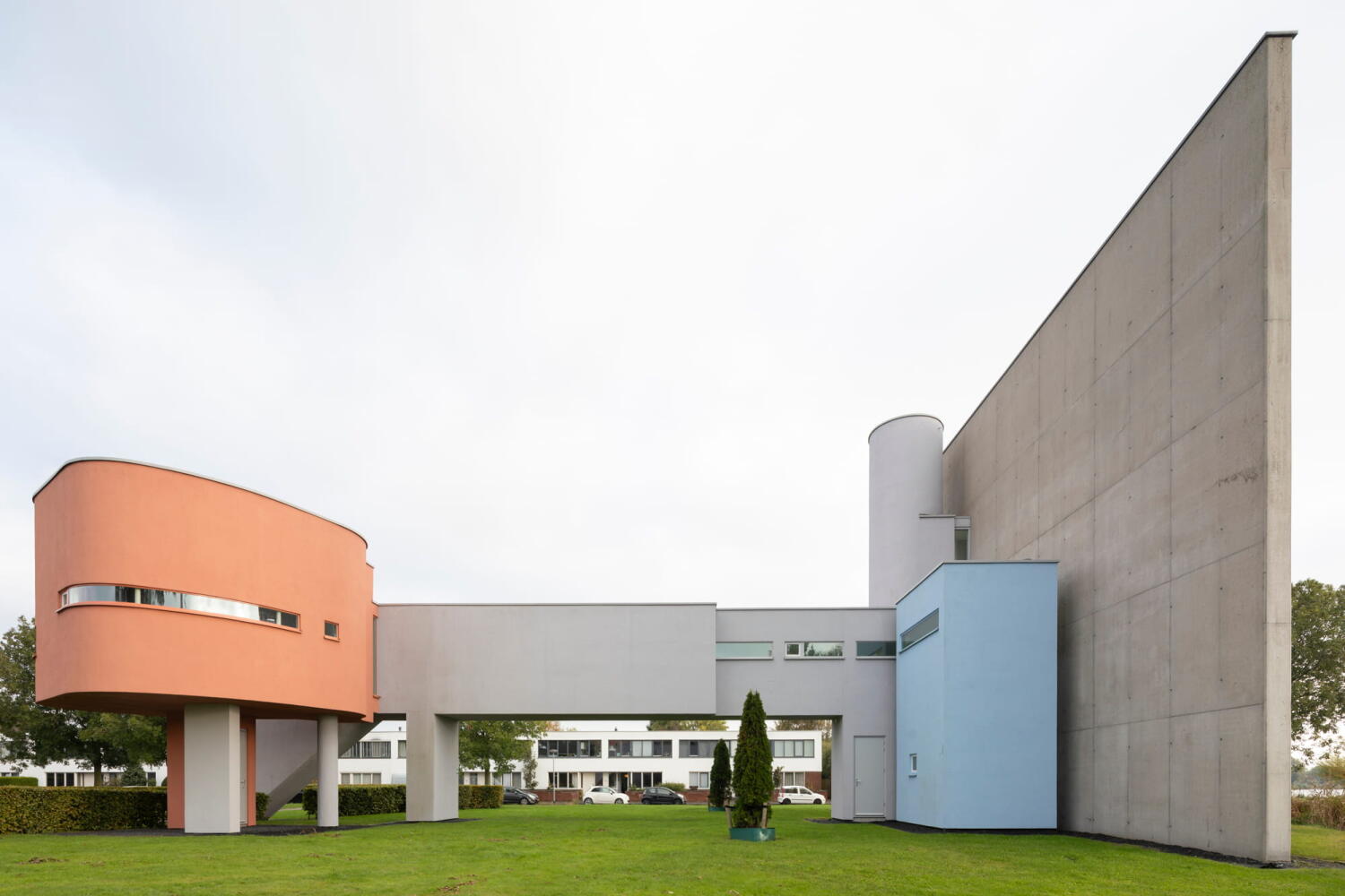 Verspieltes Volumen aus farbigem Stahlbeton des Wall House #2 von John Hejduk Architekt in Groningen, Holland. 