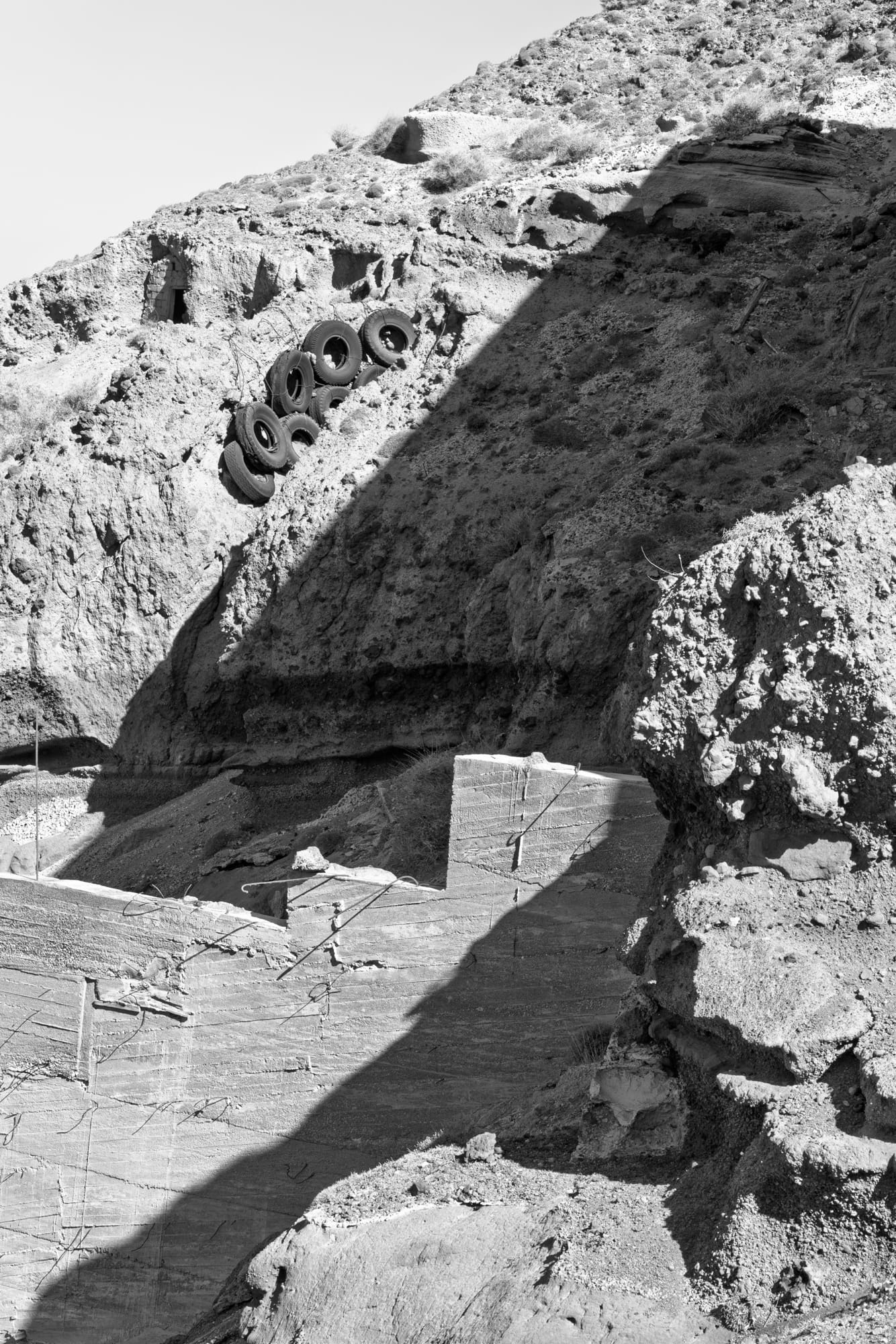 Struktur der Mauer der einer Porzellanmine, die auf einer Insel im Mittelmeer in der Zeit stehen geblieben ist.