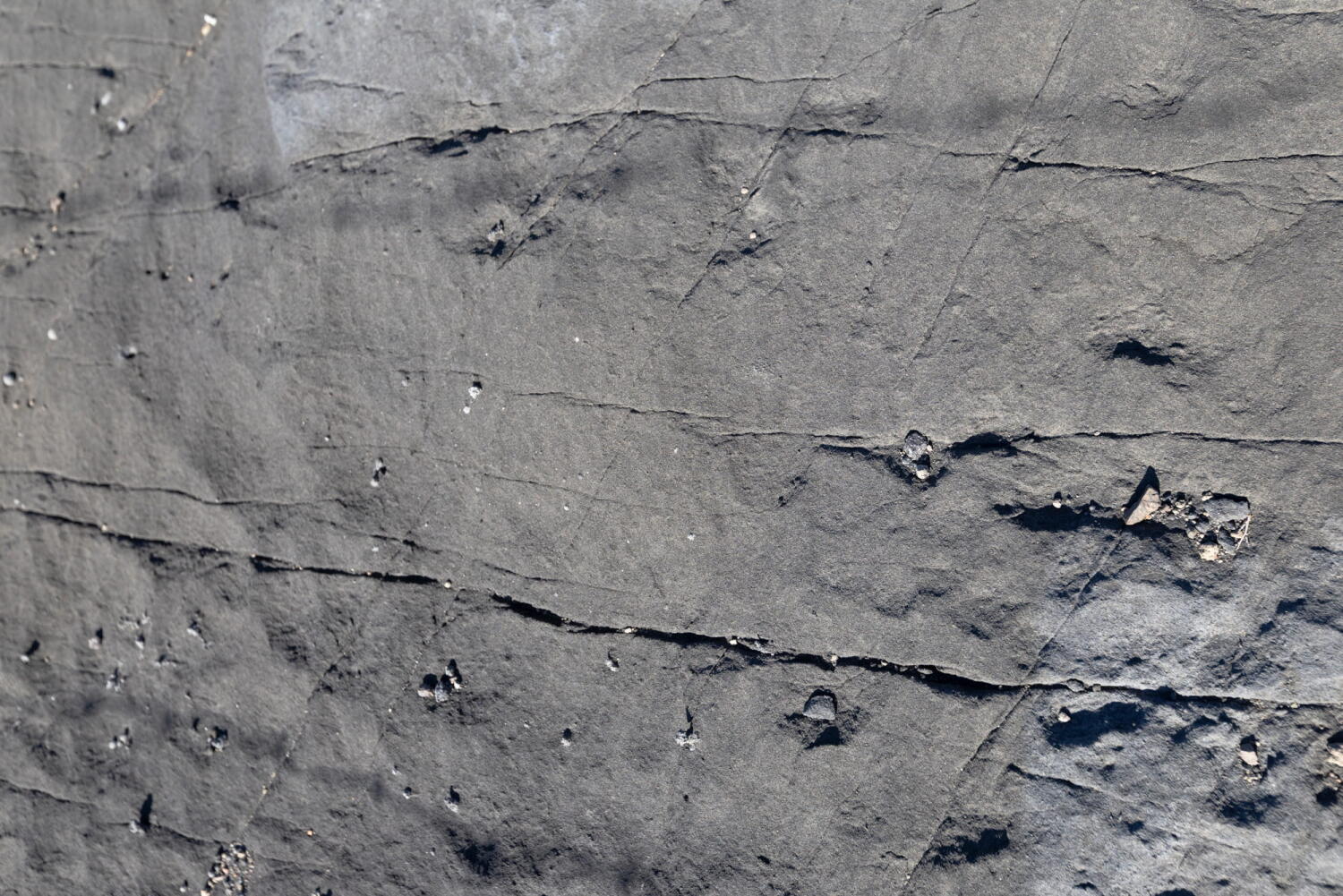 Bodentextur einer Porzellanmine, die auf einer Insel im Mittelmeer in der Zeit stehen geblieben ist.